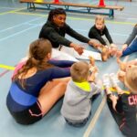 stretchen bij capoeira workshop voor kinderen
