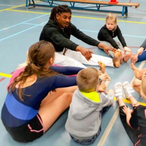 stretchen bij capoeira workshop voor kinderen